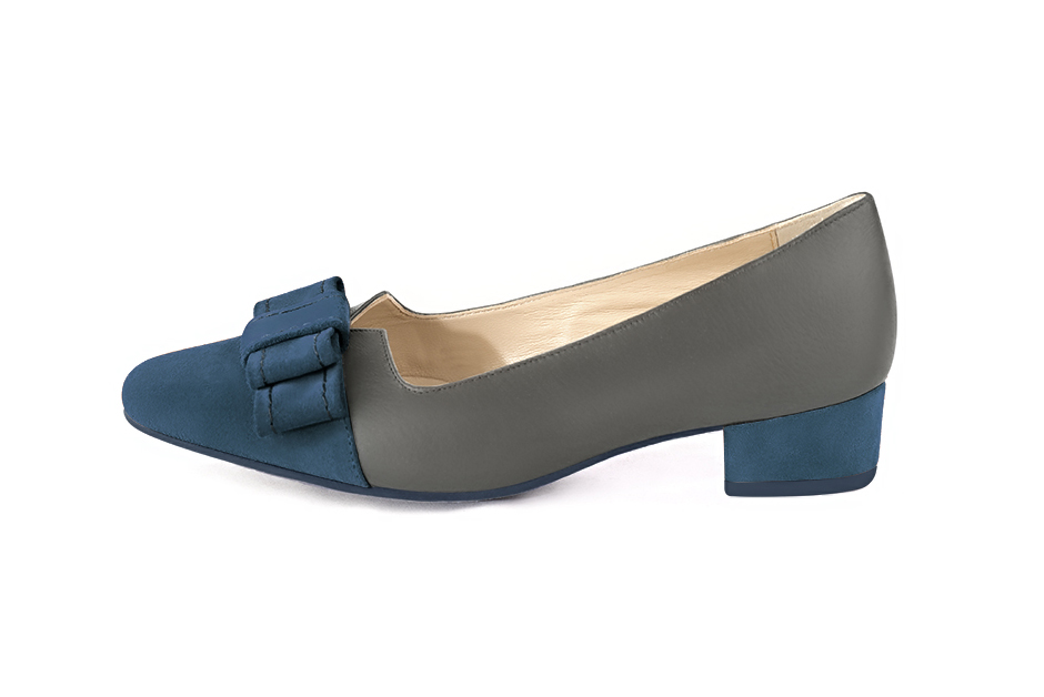 French elegance and refinement for these peacock blue and ash grey dress pumps, with a knot on the front, 
                available in many subtle leather and colour combinations. Possibility to customize with your colors, materials and heels.
With its original cutout, this pretty fitted pump
will render you great services, combining comfort and distinction. 
                Matching clutches for parties, ceremonies and weddings.   
                You can customize these shoes to perfectly match your tastes or needs, and have a unique model.  
                Choice of leathers, colours, knots and heels. 
                Wide range of materials and shades carefully chosen.  
                Rich collection of flat, low, mid and high heels.  
                Small and large shoe sizes - Florence KOOIJMAN